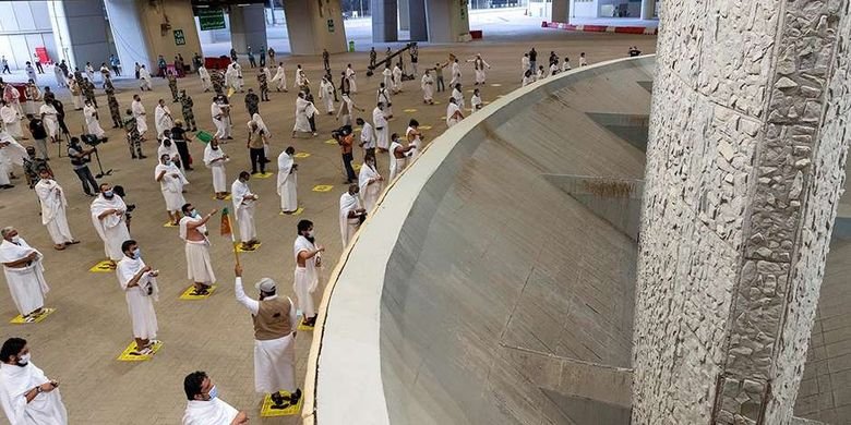 jemaah haji sedang melempar jumrah Aqabah pada saat pelaksanaan Hari Nahr